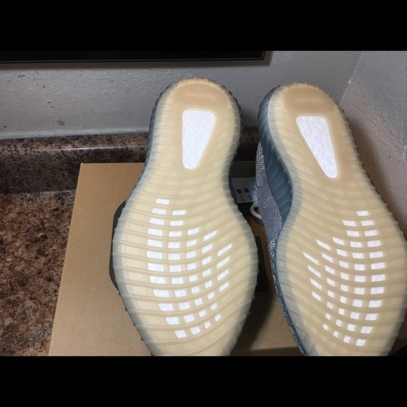 Yeezy 350 - Picture 5 of 9